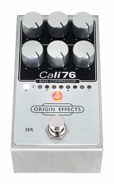 Origin Effects Cali76 V2 Bass Compressor, footswitch in primo piano