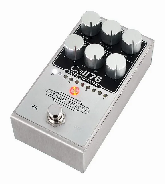 Origin Effects Cali76 V2 Bass Compressor fotografato frontalmente