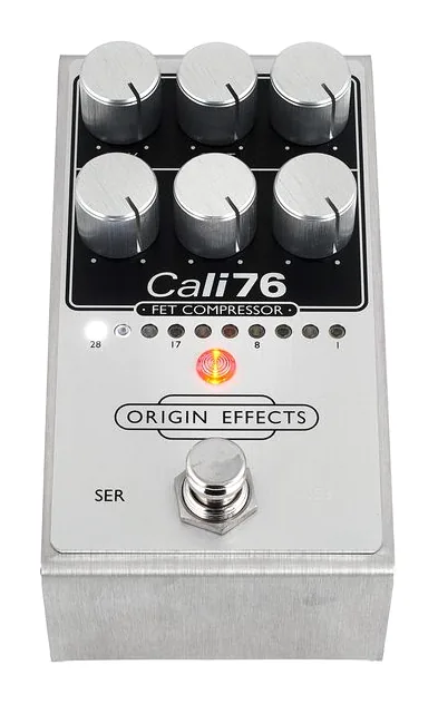 Origin Effects Cali76 V2 FET Compressor, connettori sul retro dell'unita