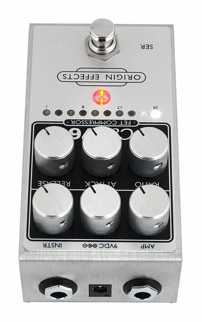 Origin Effects Cali76 V2 FET Compressor, led e interruttore a pedale