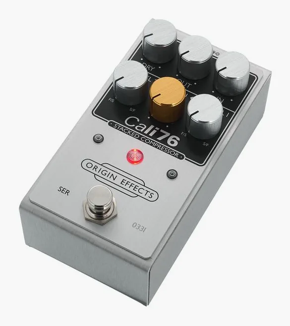 Origin Effects Cali76 V2 Stacked Compressor, footswitch in primo piano