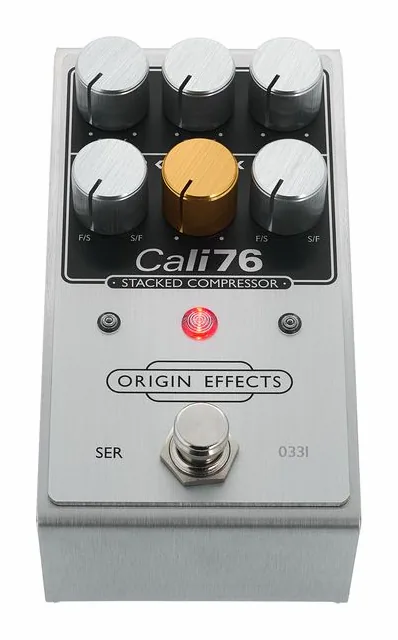 Origin Effects Cali76 V2 Stacked Compressor, footswitch in primo piano