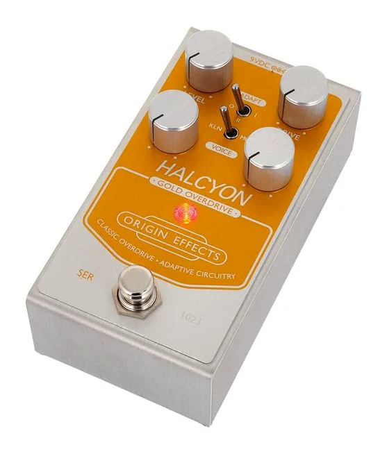 Origin Effects Halcyon Gold Overdrive inquadrato di fronte su sfondo neutro