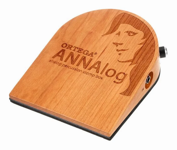 Ortega ANNAlog Stomp Box inquadrato di fronte su sfondo neutro