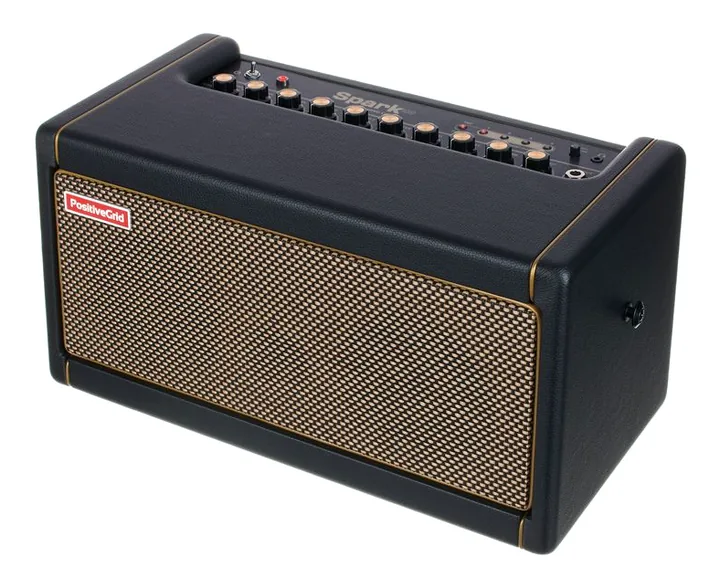 Positive Grid Spark 40 BK inquadrato di fronte su sfondo neutro
