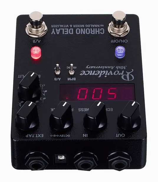 Providence DLY-4 Chrono Delay Black LTD, footswitch in primo piano