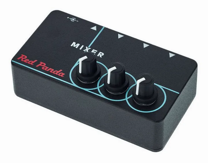 Red Panda Mixer 3 Input mixer inquadrato di fronte su sfondo neutro