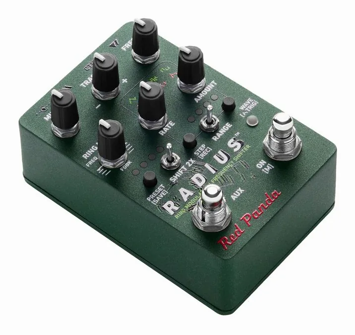 Red Panda Radius Ring Modulator, footswitch in primo piano
