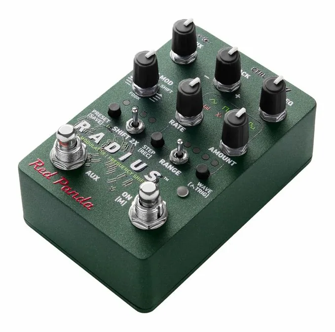 Red Panda Radius Ring Modulator inquadrato di fronte su sfondo neutro