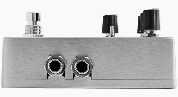 Red Panda RD-1 Pitch Delay, footswitch in primo piano