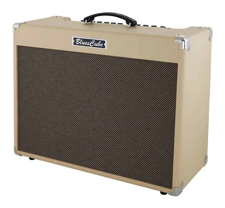 Roland Blues Cube Artist inquadrato di fronte su sfondo neutro