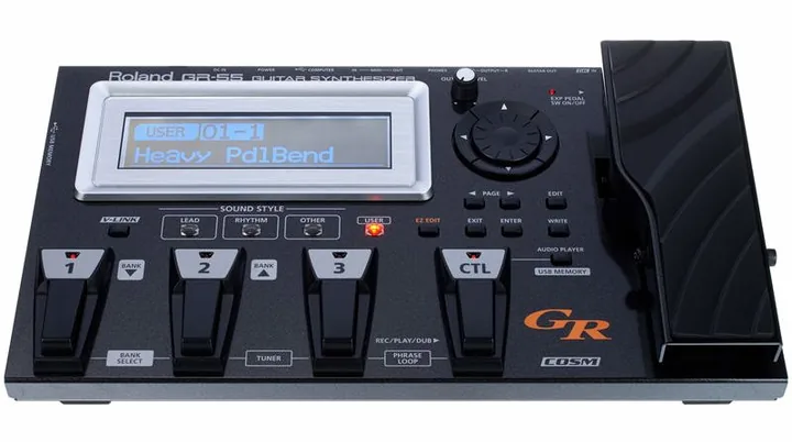Roland GR-55GK Black, footswitch in primo piano
