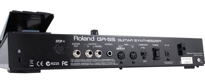 Roland GR-55S Black, footswitch in primo piano