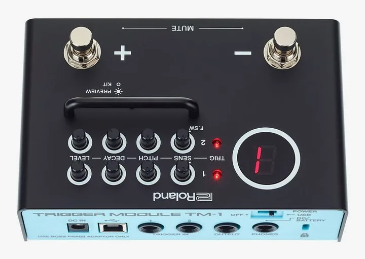 Roland TM-1 Trigger Module, footswitch in primo piano