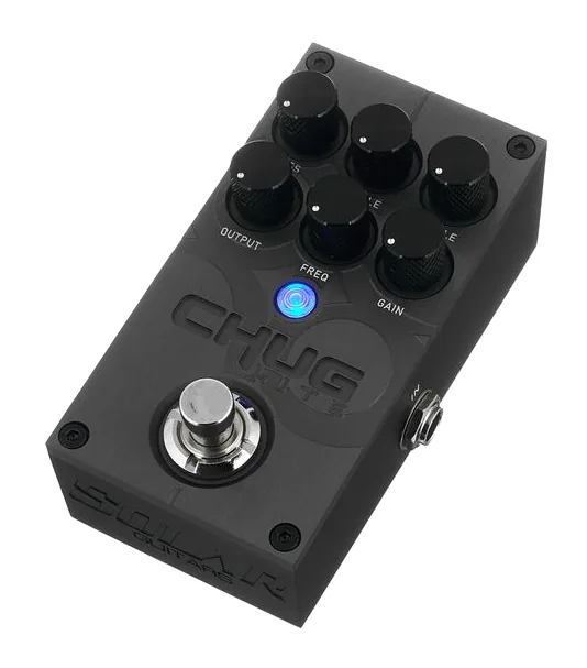 Solar Guitars Chug Lite Distortion inquadrato di fronte su sfondo neutro