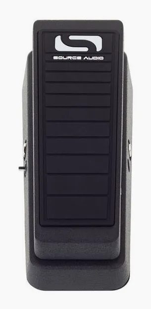 Source Audio Dual Expression Pedal, footswitch in primo piano