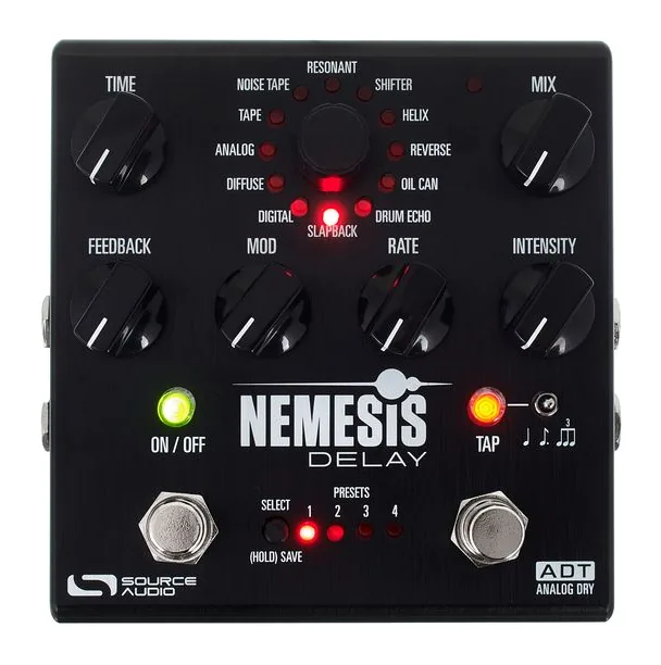 Source Audio One Series Nemesis Delay ADT, footswitch in primo piano