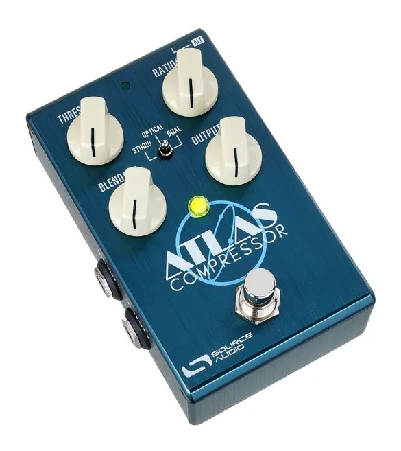 Source Audio SA 252 Atlas Compressor, footswitch in primo piano