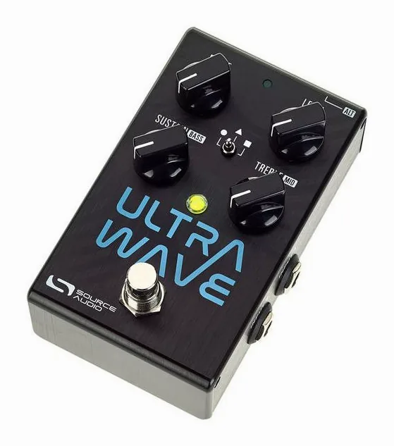 Source Audio Ultrawave Multiband Processor inquadrato di fronte su sfondo neutro