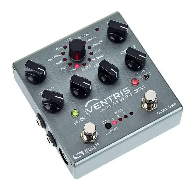 Source Audio Ventris Dual Reverb, footswitch in primo piano