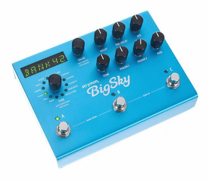 Strymon Big Sky, footswitch in primo piano