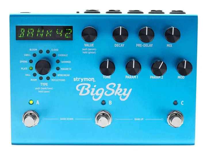 Strymon Big Sky, footswitch in primo piano