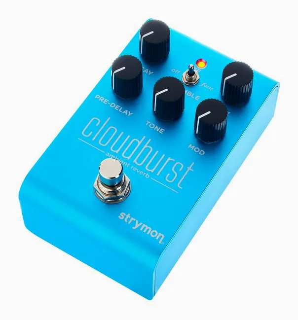 Strymon Cloudburst Reverb inquadrato di fronte su sfondo neutro
