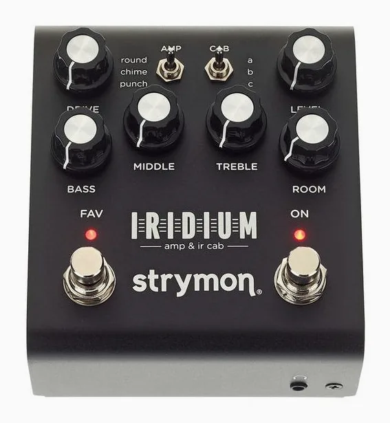 Strymon Iridium Amp & IR Cab, footswitch in primo piano