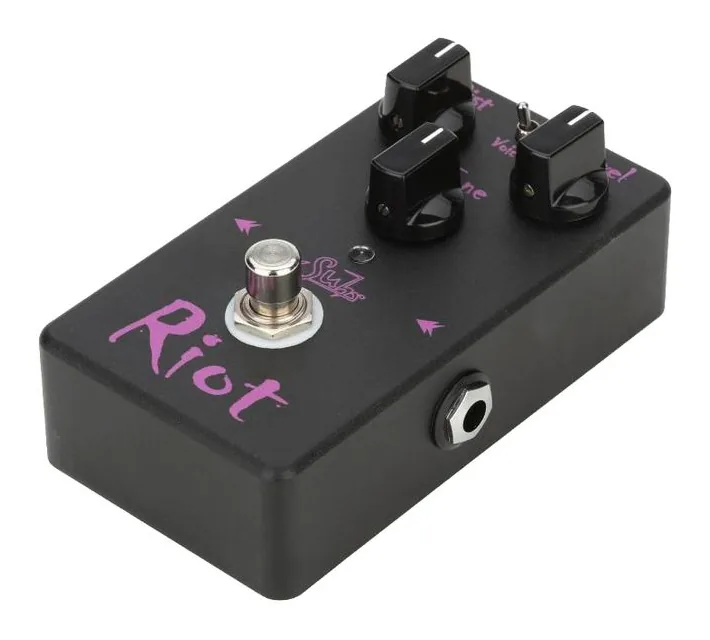 Suhr Riot Distortion Pedal Black inquadrato di fronte su sfondo neutro