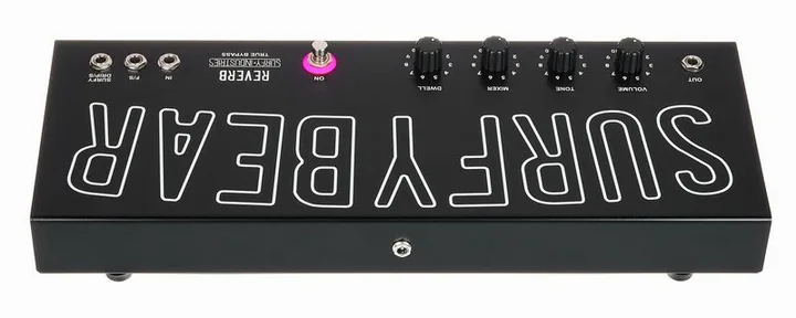Surfy Industries Surfybear Metal Reverb 2.1 BK, footswitch in primo piano