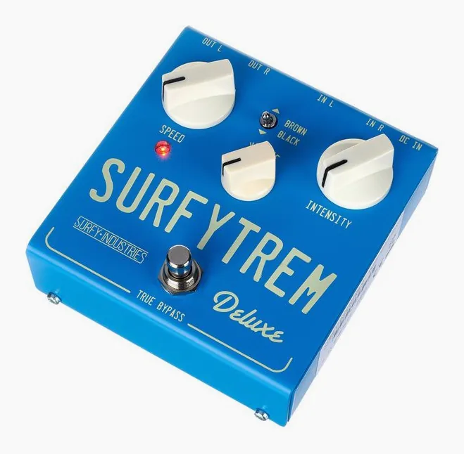Surfy Industries SurfyTrem Deluxe Tremolo, connettori sul retro dell'unita
