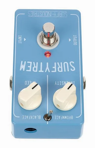 Surfy Industries SurfyTrem Tremolo, footswitch in primo piano