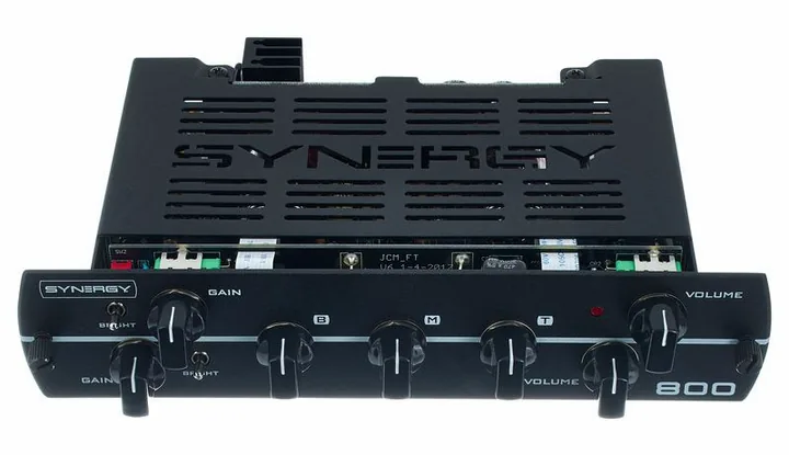 Synergy 800, retro con le prese di collegamento