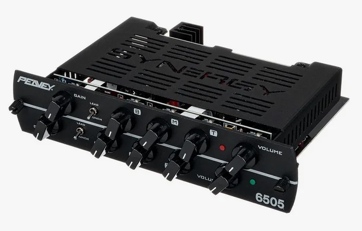 Synergy Peavey 6505 inquadrato di fronte su sfondo neutro