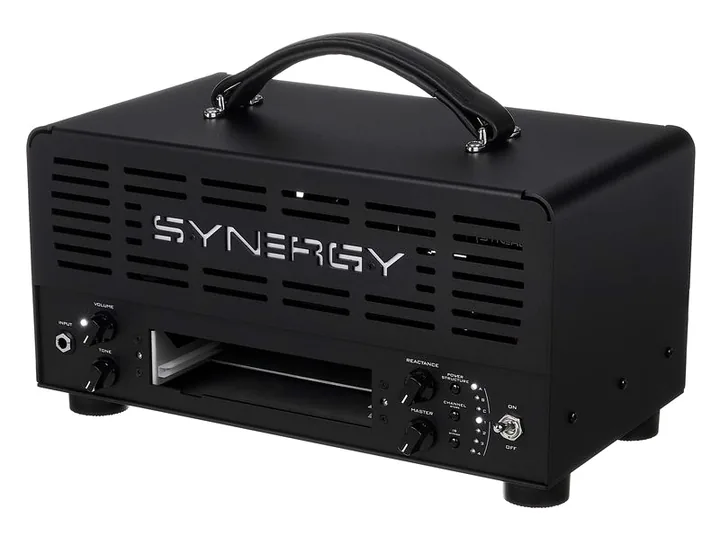 Synergy SYN-20IR Head inquadrato di fronte su sfondo neutro