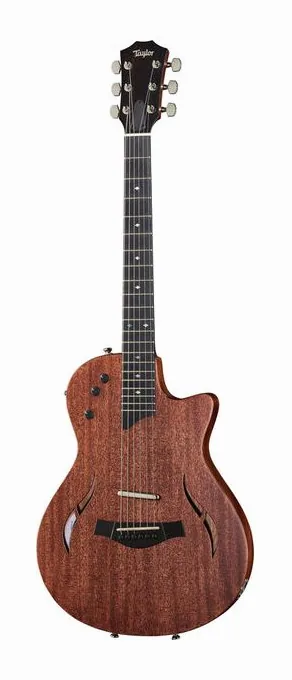 Taylor T5z Classic inquadrato di fronte su sfondo neutro