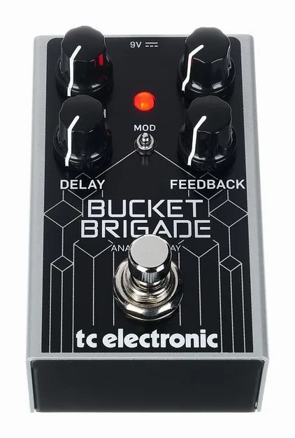 tc electronic Bucket Brigade, footswitch in primo piano