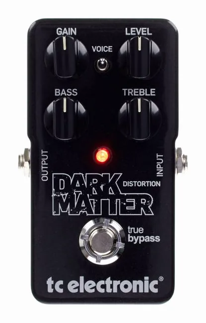 tc electronic Dark Matter Distortion, footswitch in primo piano