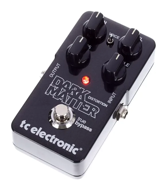 tc electronic Dark Matter Distortion in primo piano frontale