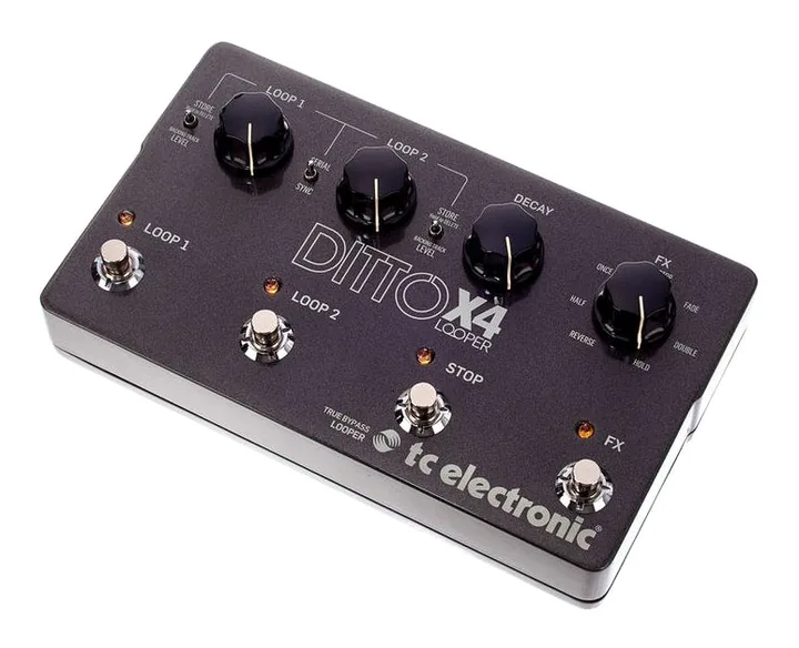 tc electronic Ditto X4 Looper fotografato frontalmente