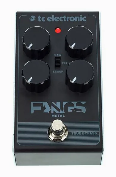 tc electronic Fangs Metal Distortion, footswitch in primo piano
