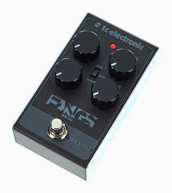 tc electronic Fangs Metal Distortion in primo piano frontale