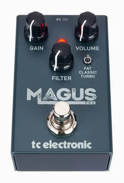 tc electronic Magus Pro Distortion, footswitch in primo piano