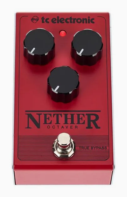 tc electronic Nether Octaver, footswitch in primo piano