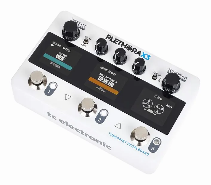 tc electronic Plethora X3 inquadrato di fronte su sfondo neutro