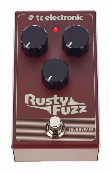 tc electronic Rusty Fuzz, footswitch in primo piano