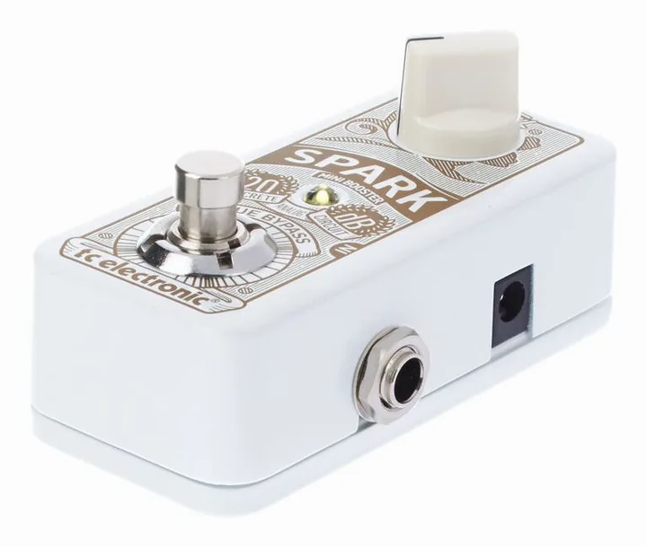 tc electronic Spark Mini Booster, footswitch in primo piano