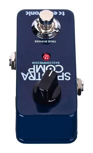 tc electronic SpectraComp Bass Compressor, footswitch in primo piano