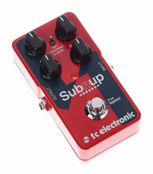 tc electronic Sub'N'Up Octaver, footswitch in primo piano