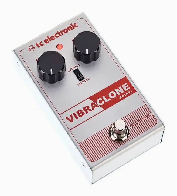 tc electronic Vibraclone Rotary, footswitch in primo piano
